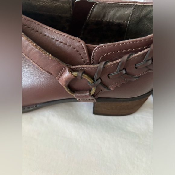 Tara M. Women size 8 1/2 leather shooties/ short booties - Picture 7 of 10